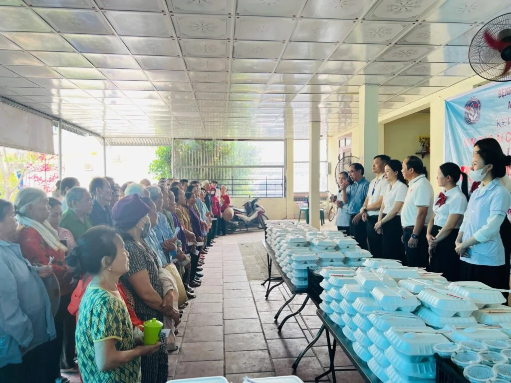 NHỮNG SUẤT CƠM ẤM TÌNH NGƯỜI TẠI BỆNH VIỆN NÔNG CỐNG