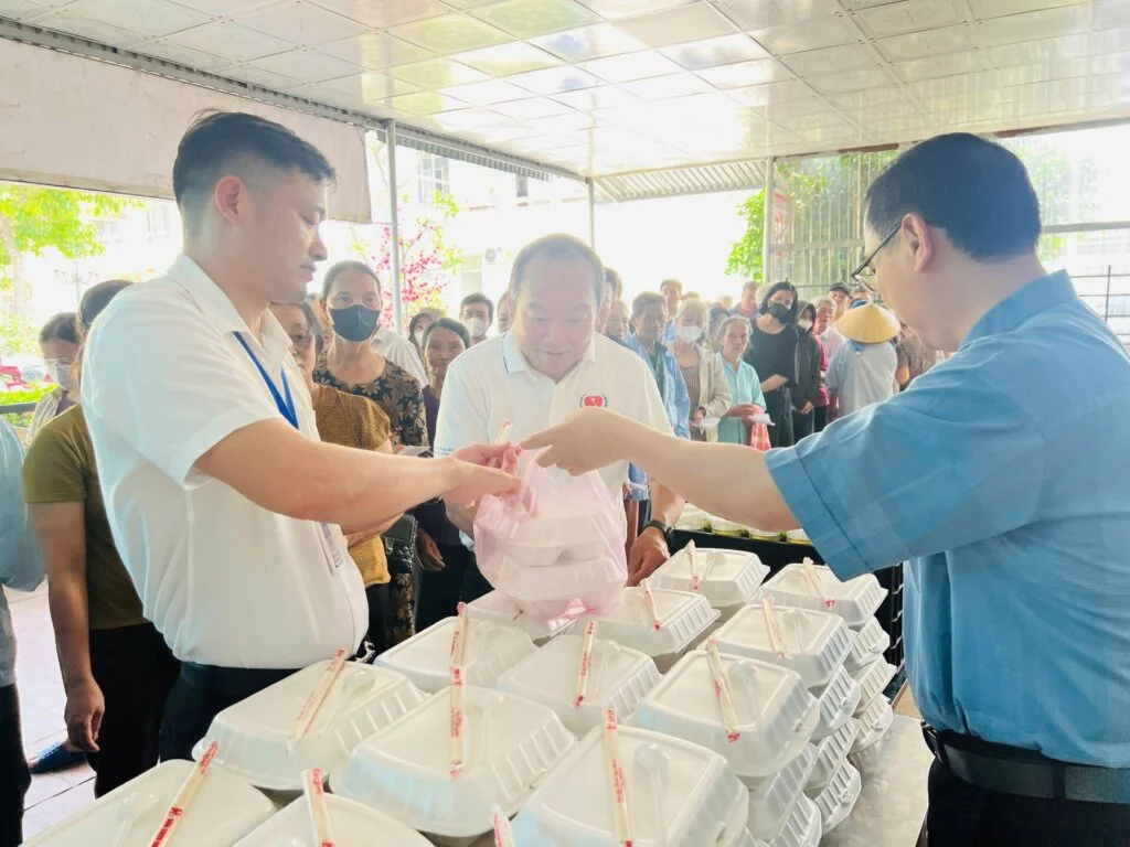 NHỮNG SUẤT CƠM ẤM TÌNH NGƯỜI TẠI BỆNH VIỆN NÔNG CỐNG