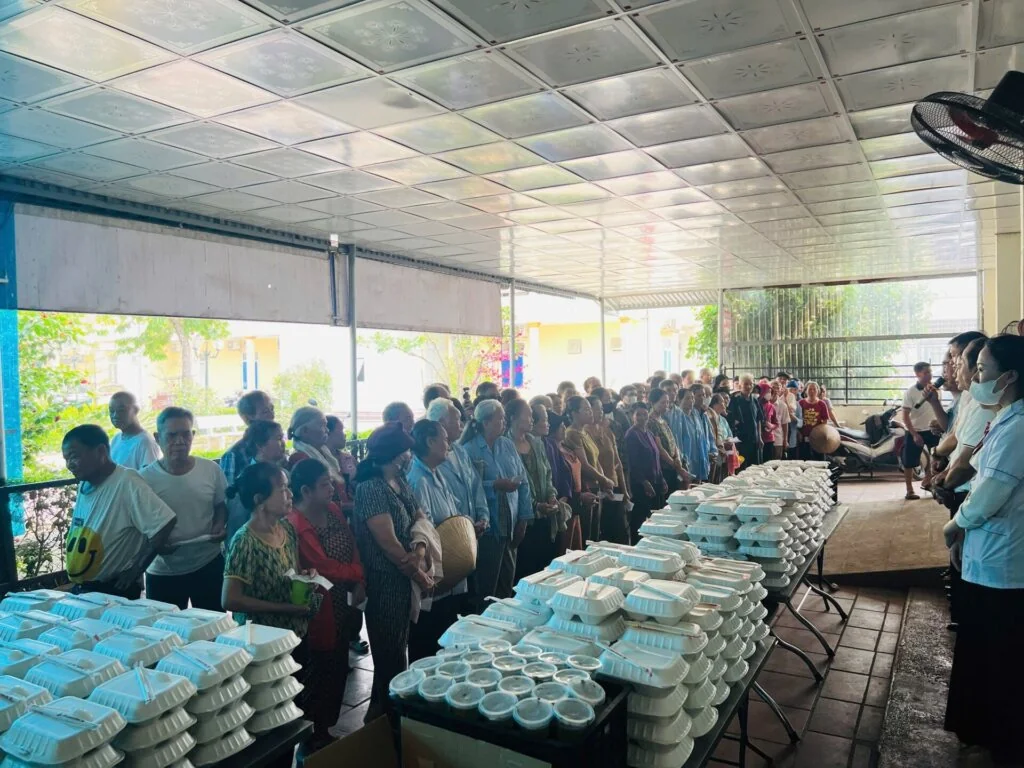 NHỮNG SUẤT CƠM ẤM TÌNH NGƯỜI TẠI BỆNH VIỆN NÔNG CỐNG