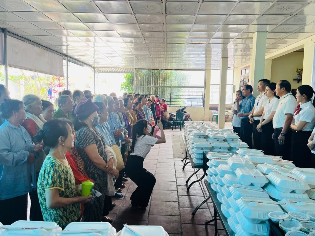 NHỮNG SUẤT CƠM ẤM TÌNH NGƯỜI TẠI BỆNH VIỆN NÔNG CỐNG