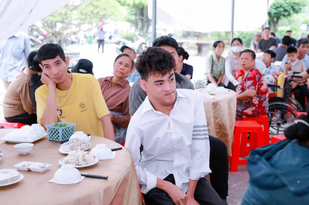 ĐỒNG HÀNH TRONG YÊU THƯƠNG: KHI NHỮNG “VẦNG TRĂNG KHUYẾT” TỎA SÁNG