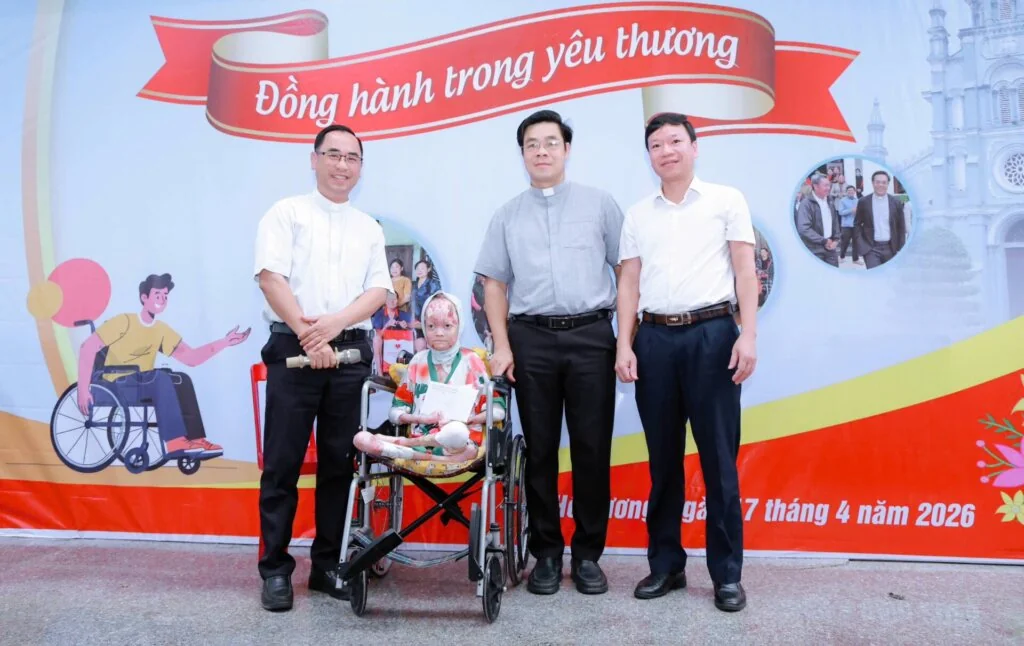 ĐỒNG HÀNH TRONG YÊU THƯƠNG: KHI NHỮNG “VẦNG TRĂNG KHUYẾT” TỎA SÁNG