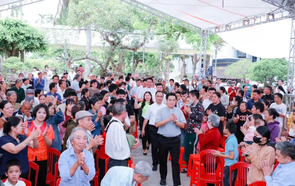ĐỒNG HÀNH TRONG YÊU THƯƠNG: KHI NHỮNG “VẦNG TRĂNG KHUYẾT” TỎA SÁNG