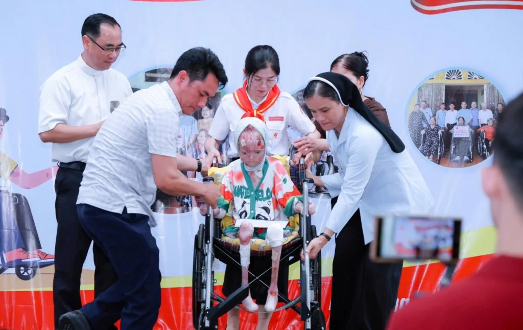 ĐỒNG HÀNH TRONG YÊU THƯƠNG: KHI NHỮNG “VẦNG TRĂNG KHUYẾT” TỎA SÁNG