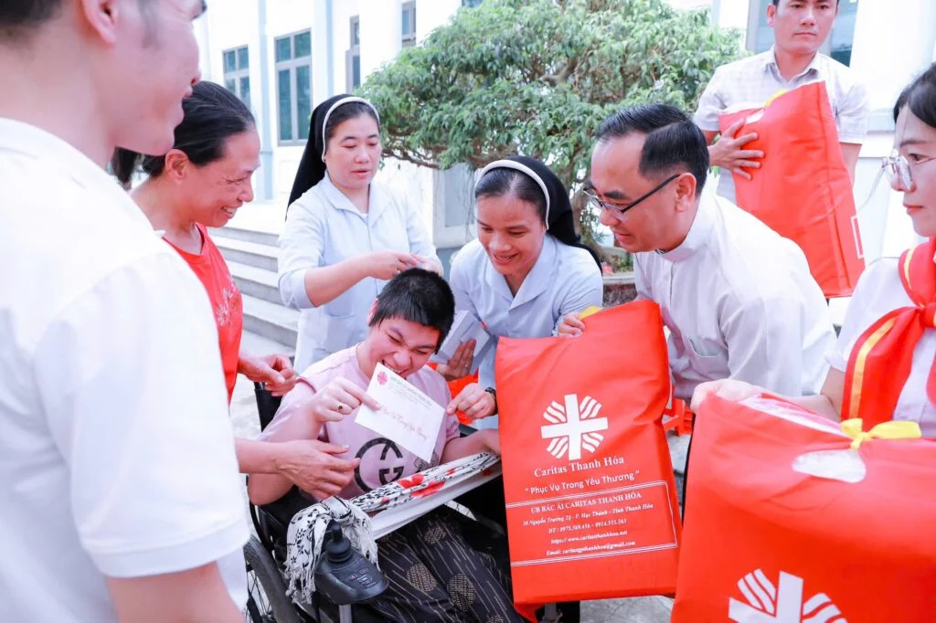 ĐỒNG HÀNH TRONG YÊU THƯƠNG: KHI NHỮNG “VẦNG TRĂNG KHUYẾT” TỎA SÁNG