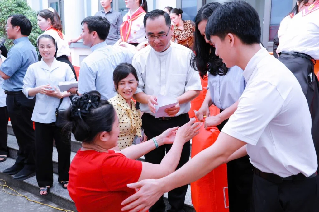 ĐỒNG HÀNH TRONG YÊU THƯƠNG: KHI NHỮNG “VẦNG TRĂNG KHUYẾT” TỎA SÁNG