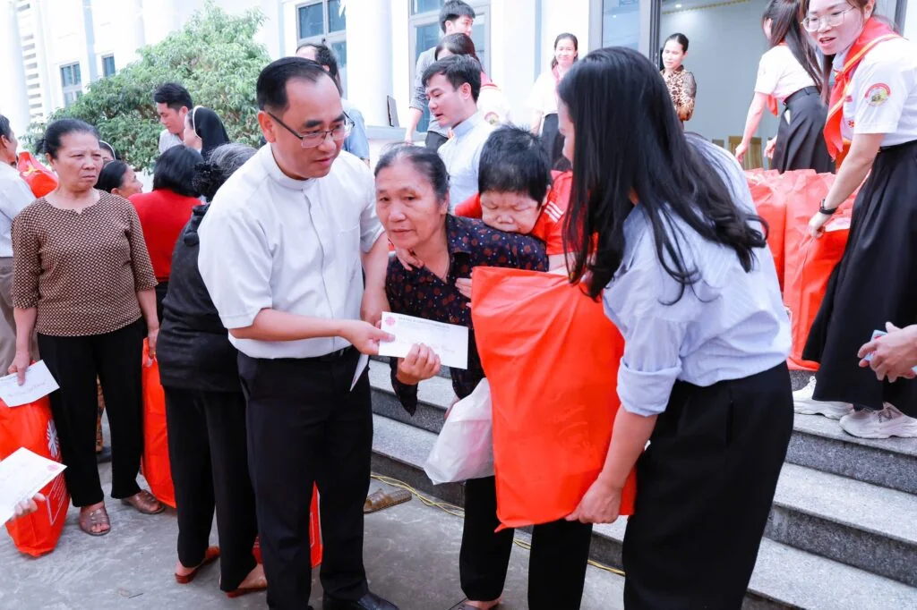 ĐỒNG HÀNH TRONG YÊU THƯƠNG: KHI NHỮNG “VẦNG TRĂNG KHUYẾT” TỎA SÁNG