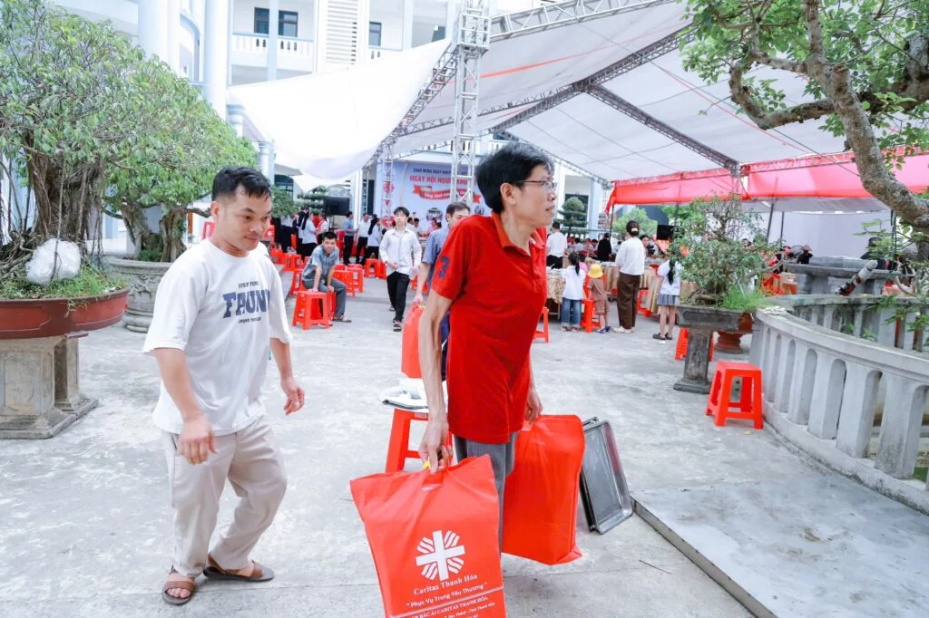 ĐỒNG HÀNH TRONG YÊU THƯƠNG: KHI NHỮNG “VẦNG TRĂNG KHUYẾT” TỎA SÁNG
