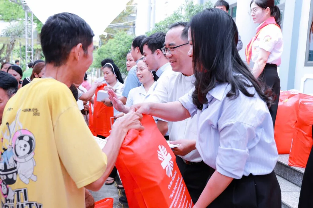 ĐỒNG HÀNH TRONG YÊU THƯƠNG: KHI NHỮNG “VẦNG TRĂNG KHUYẾT” TỎA SÁNG