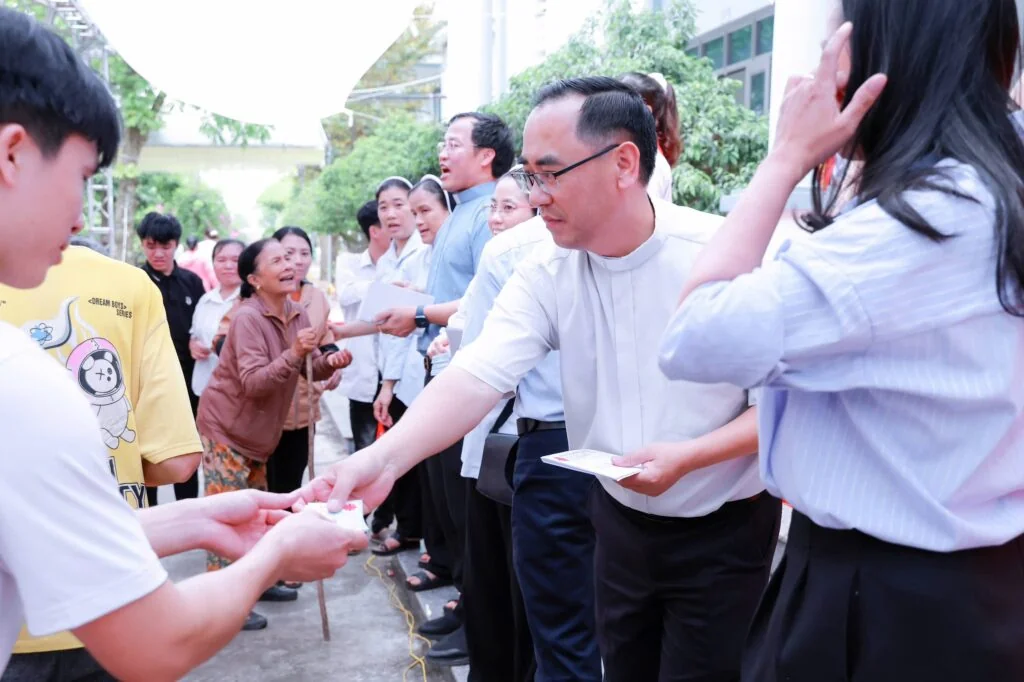 ĐỒNG HÀNH TRONG YÊU THƯƠNG: KHI NHỮNG “VẦNG TRĂNG KHUYẾT” TỎA SÁNG