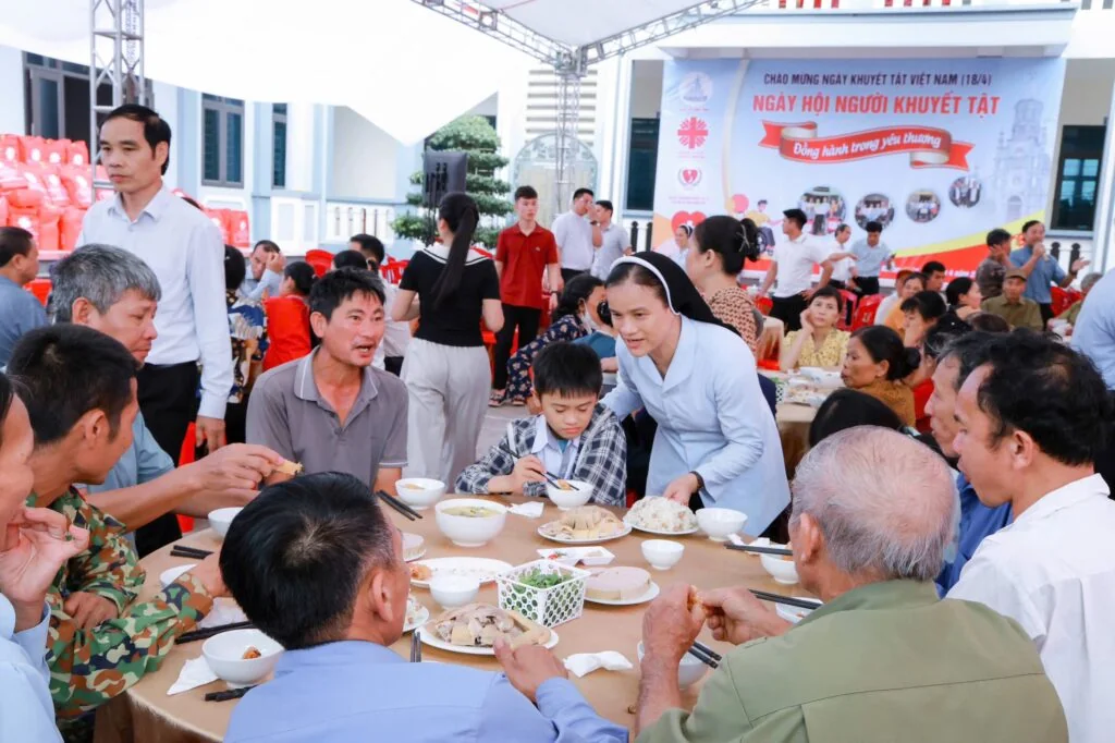 ĐỒNG HÀNH TRONG YÊU THƯƠNG: KHI NHỮNG “VẦNG TRĂNG KHUYẾT” TỎA SÁNG