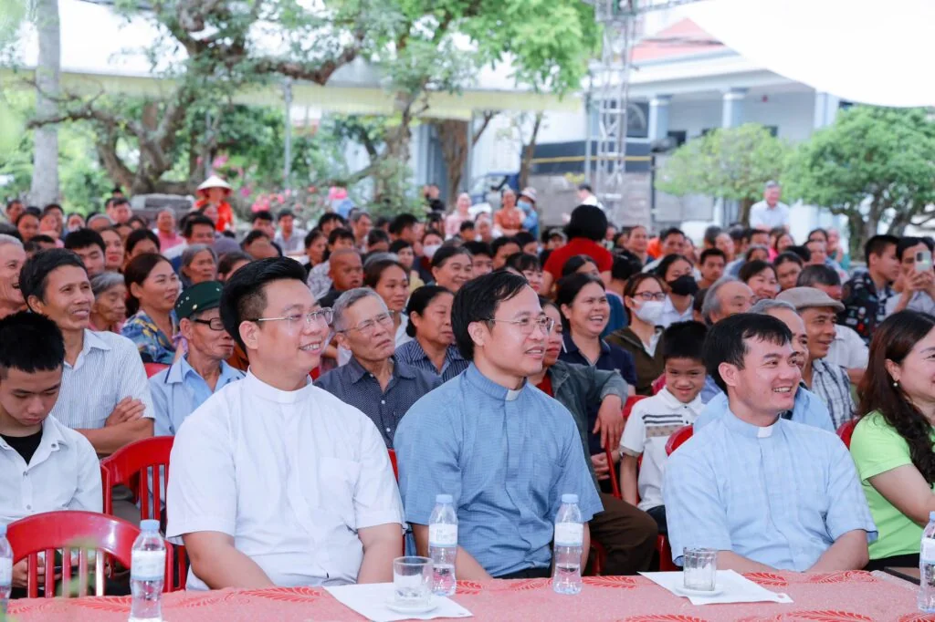 ĐỒNG HÀNH TRONG YÊU THƯƠNG: KHI NHỮNG “VẦNG TRĂNG KHUYẾT” TỎA SÁNG