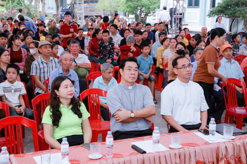ĐỒNG HÀNH TRONG YÊU THƯƠNG: KHI NHỮNG “VẦNG TRĂNG KHUYẾT” TỎA SÁNG