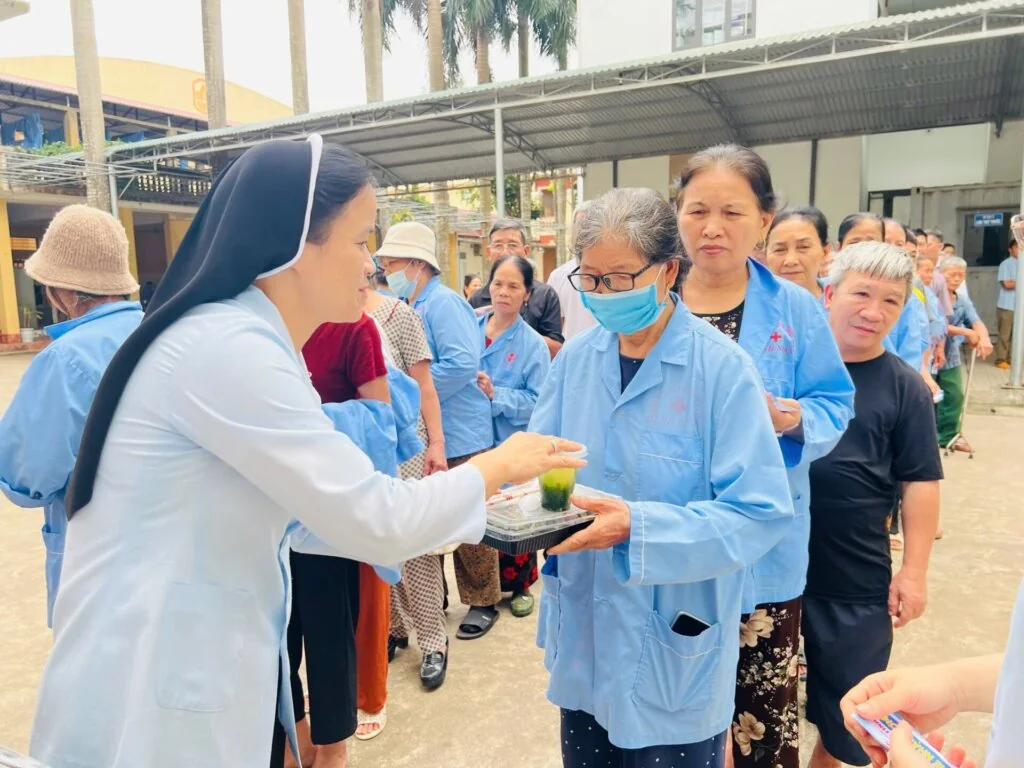 Hơi Ấm Tình Người: Caritas Thanh Hóa Trao Cơm 0 Đồng Tại Triệu Sơn