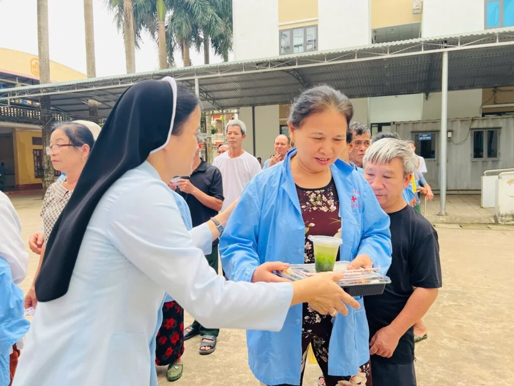 Hơi Ấm Tình Người: Caritas Thanh Hóa Trao Cơm 0 Đồng Tại Triệu Sơn