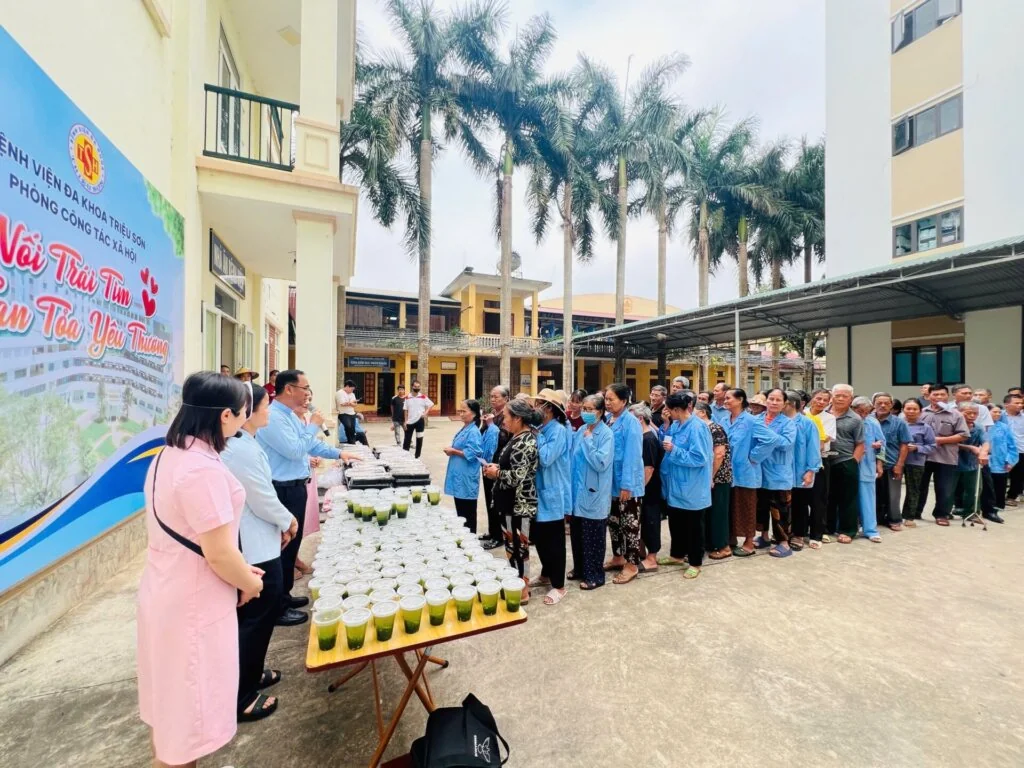 Hơi Ấm Tình Người: Caritas Thanh Hóa Trao Cơm 0 Đồng Tại Triệu Sơn