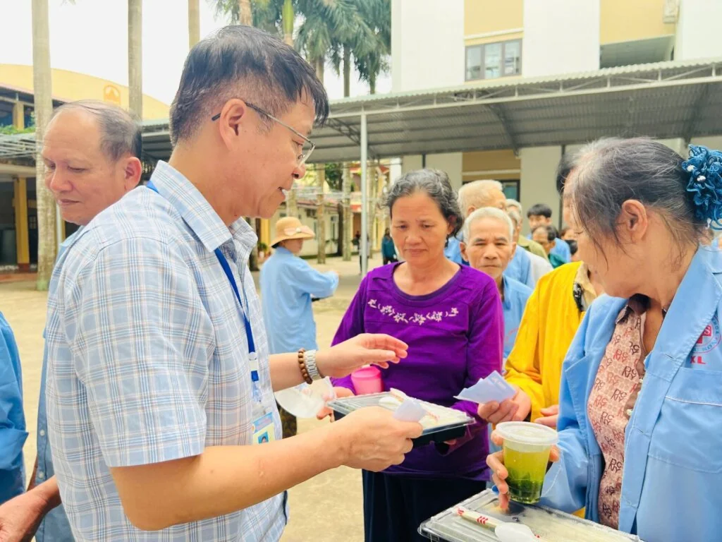 Hơi Ấm Tình Người: Caritas Thanh Hóa Trao Cơm 0 Đồng Tại Triệu Sơn