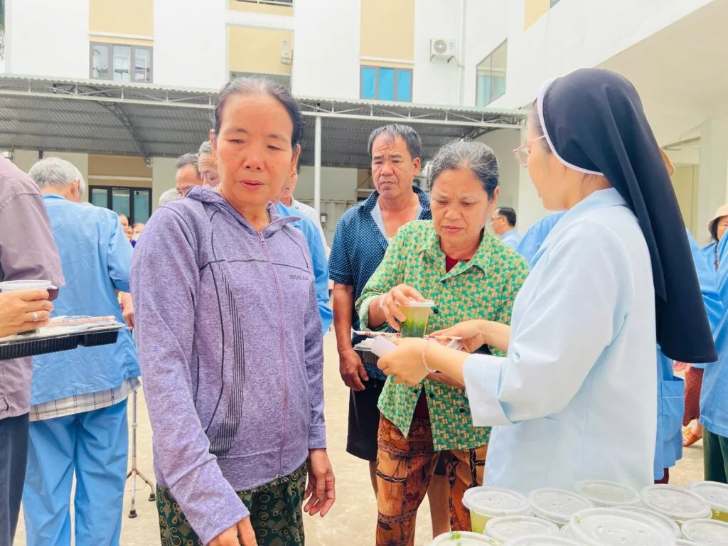 Hơi Ấm Tình Người: Caritas Thanh Hóa Trao Cơm 0 Đồng Tại Triệu Sơn