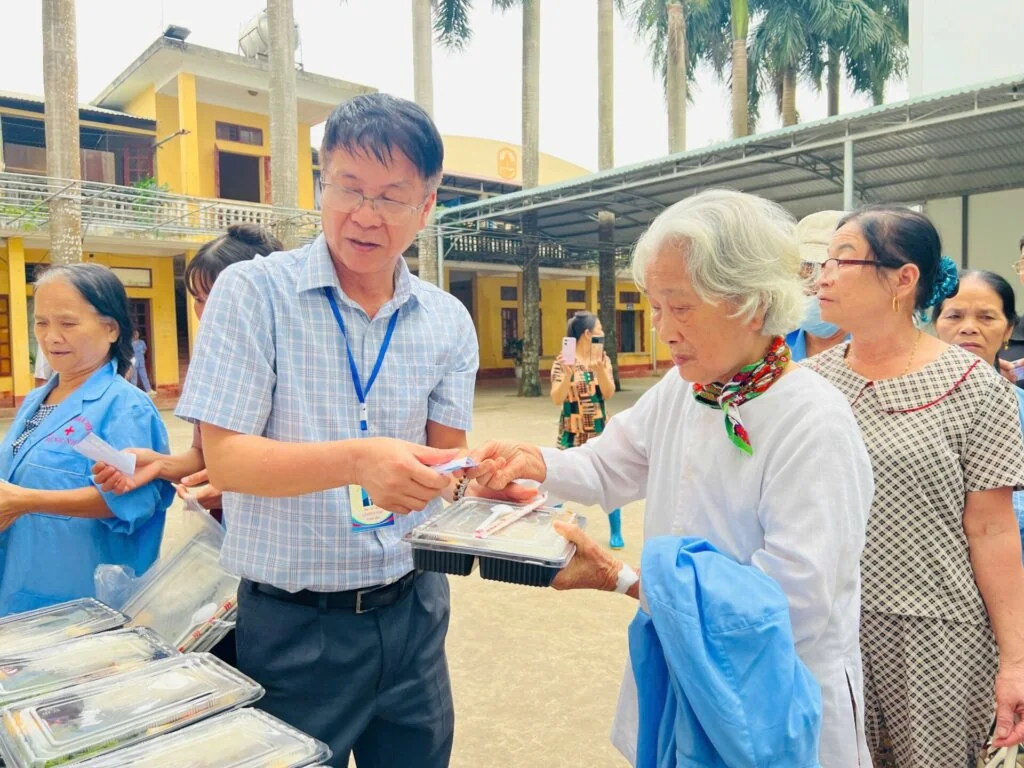 Hơi Ấm Tình Người: Caritas Thanh Hóa Trao Cơm 0 Đồng Tại Triệu Sơn