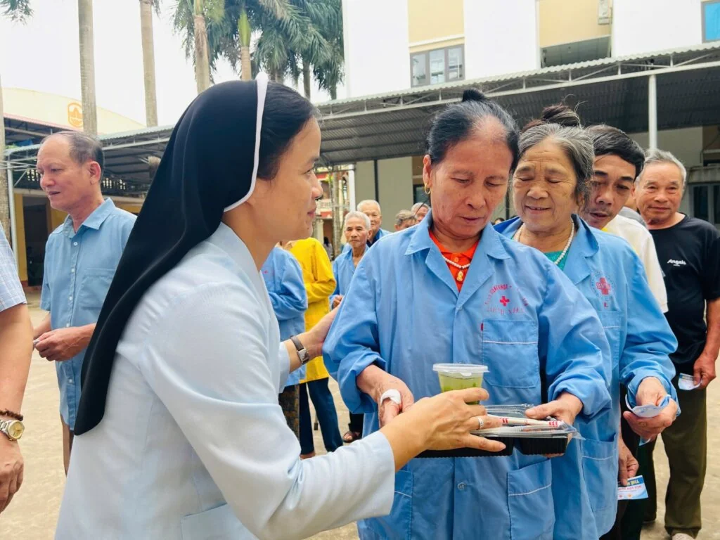 Hơi Ấm Tình Người: Caritas Thanh Hóa Trao Cơm 0 Đồng Tại Triệu Sơn