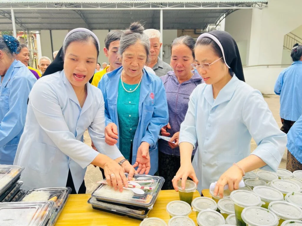 Hơi Ấm Tình Người: Caritas Thanh Hóa Trao Cơm 0 Đồng Tại Triệu Sơn