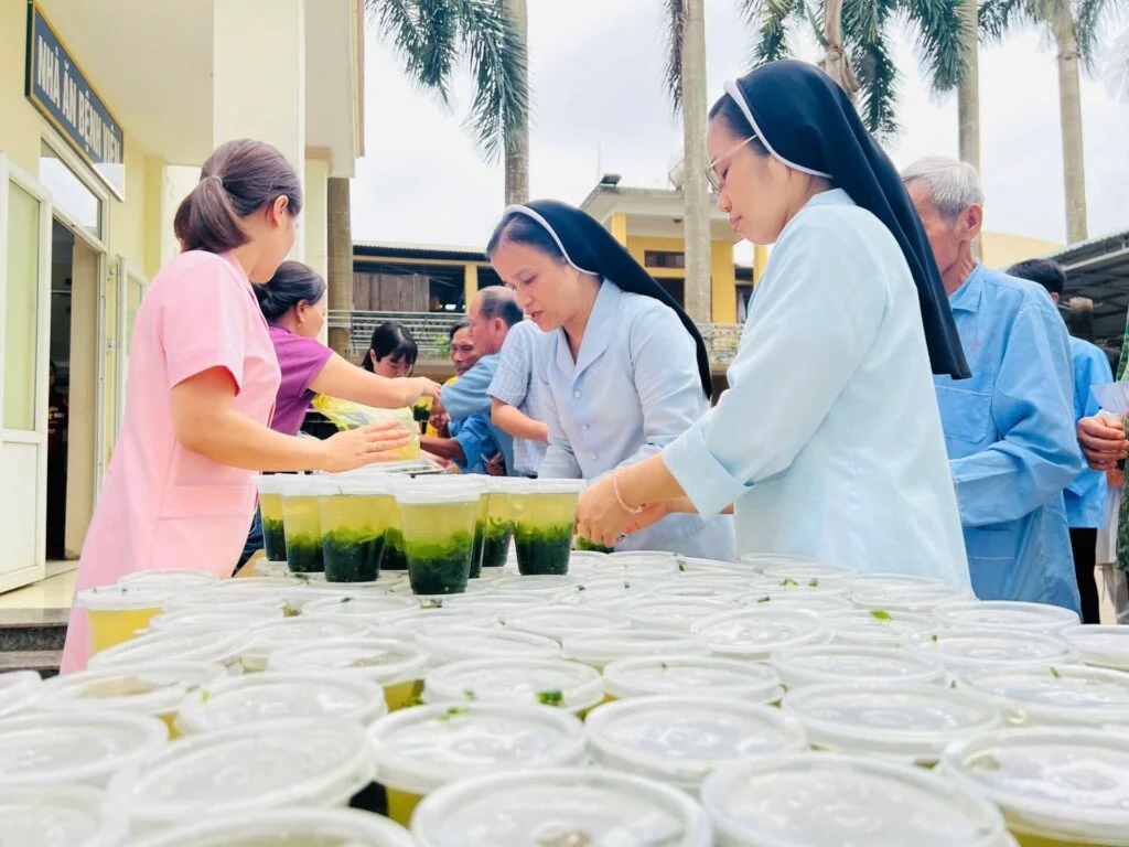 Hơi Ấm Tình Người: Caritas Thanh Hóa Trao Cơm 0 Đồng Tại Triệu Sơn
