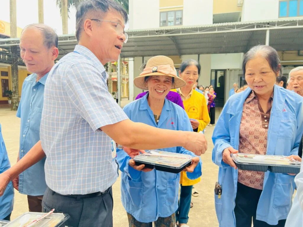 Hơi Ấm Tình Người: Caritas Thanh Hóa Trao Cơm 0 Đồng Tại Triệu Sơn