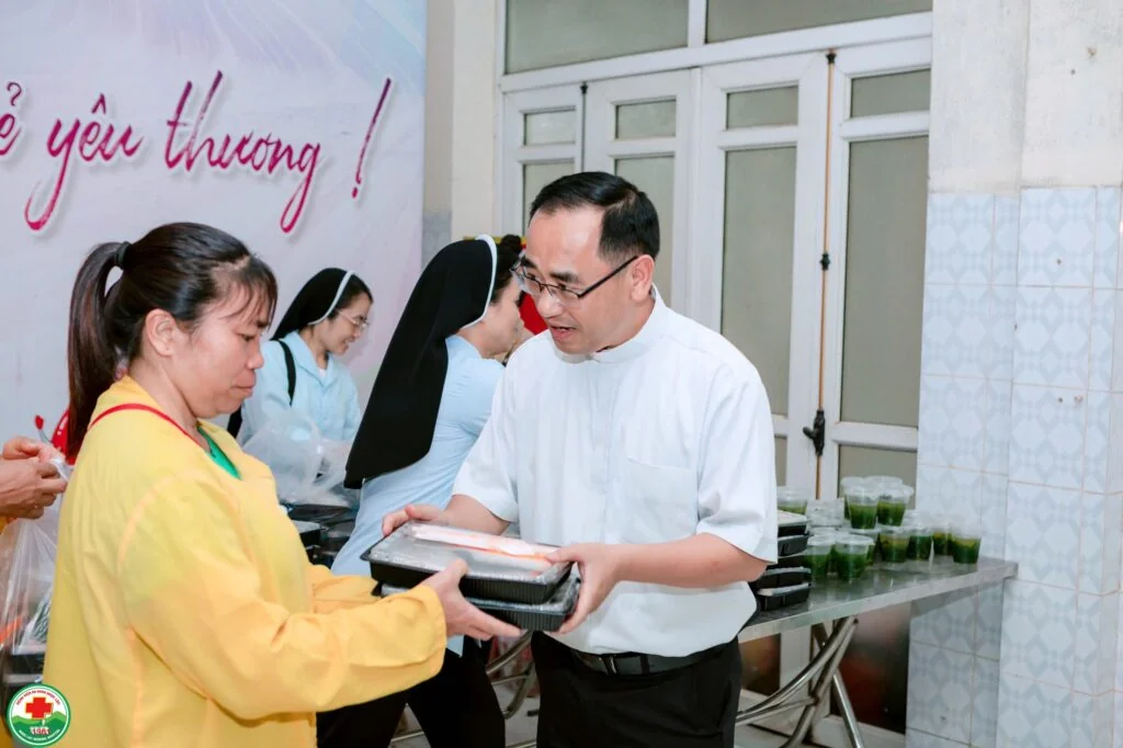 Những Suất Cơm Ấm Tình Người Tại Bệnh Viện Đa Khoa Ngọc Lặc
