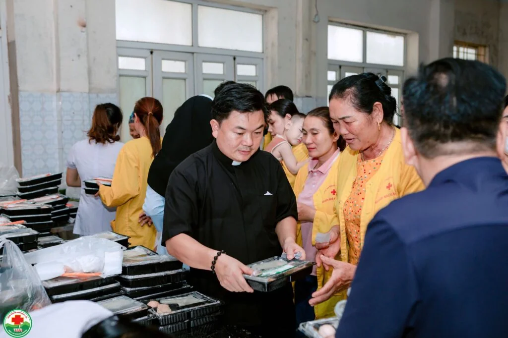 Những Suất Cơm Ấm Tình Người Tại Bệnh Viện Đa Khoa Ngọc Lặc