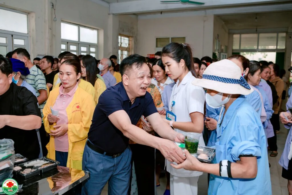 Những Suất Cơm Ấm Tình Người Tại Bệnh Viện Đa Khoa Ngọc Lặc