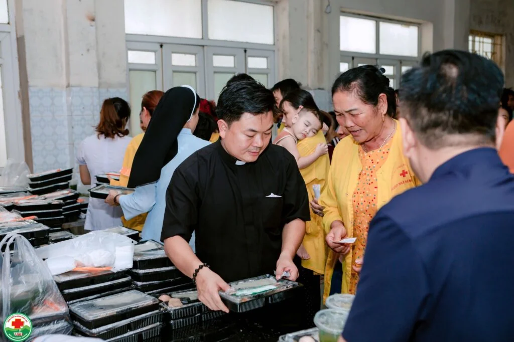 Những Suất Cơm Ấm Tình Người Tại Bệnh Viện Đa Khoa Ngọc Lặc