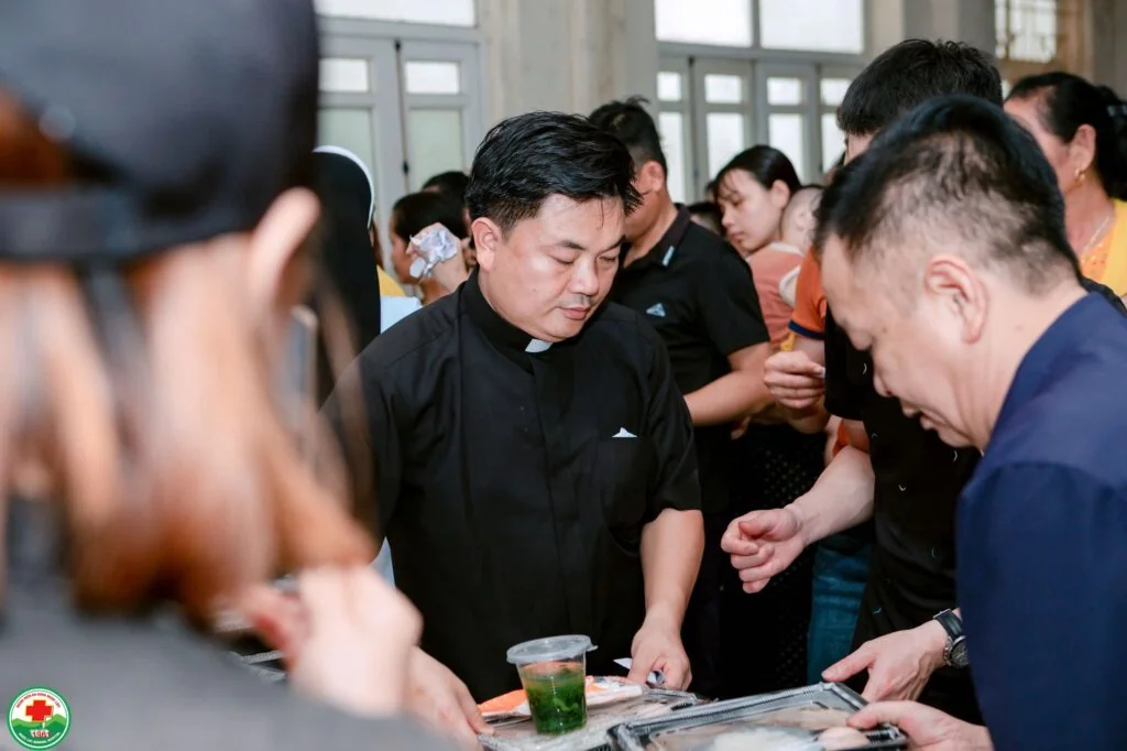 Những Suất Cơm Ấm Tình Người Tại Bệnh Viện Đa Khoa Ngọc Lặc