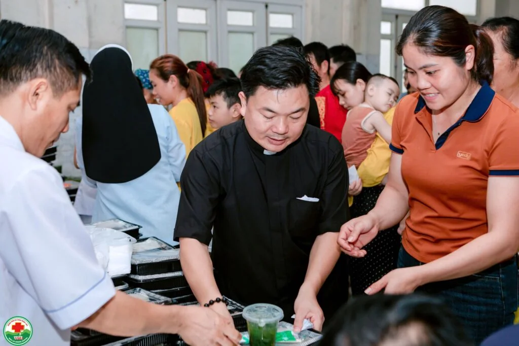 Những Suất Cơm Ấm Tình Người Tại Bệnh Viện Đa Khoa Ngọc Lặc
