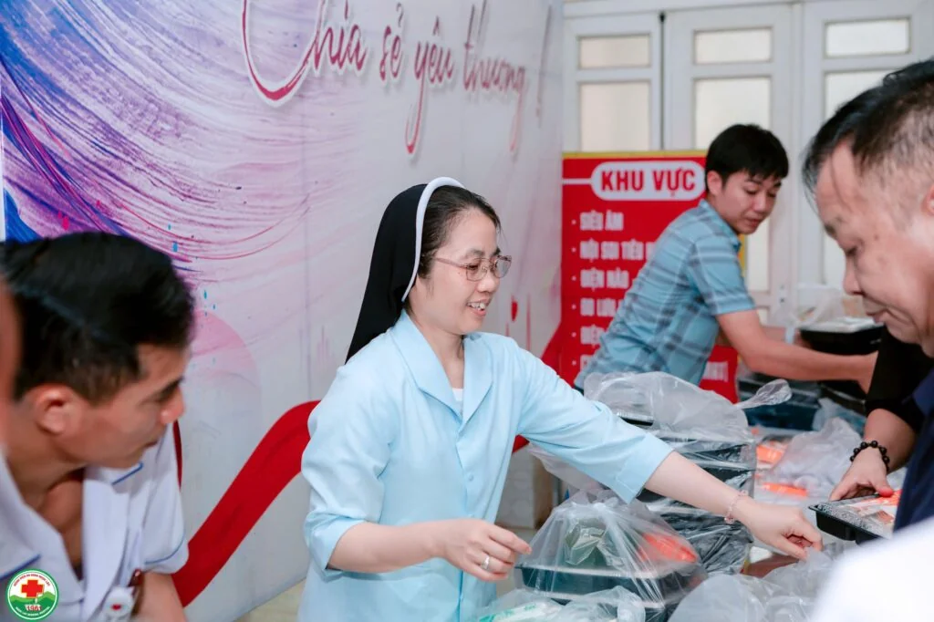 Những Suất Cơm Ấm Tình Người Tại Bệnh Viện Đa Khoa Ngọc Lặc