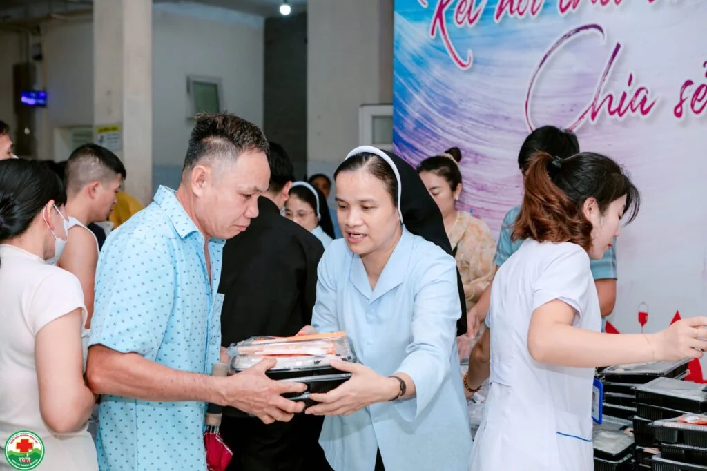 Những Suất Cơm Ấm Tình Người Tại Bệnh Viện Đa Khoa Ngọc Lặc