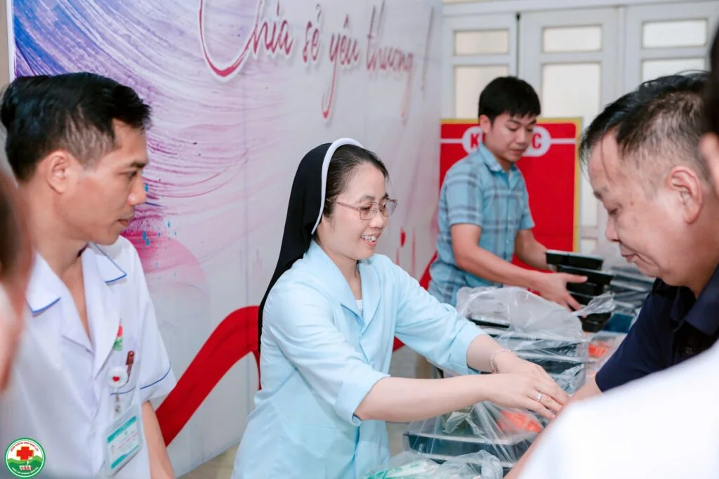 Những Suất Cơm Ấm Tình Người Tại Bệnh Viện Đa Khoa Ngọc Lặc