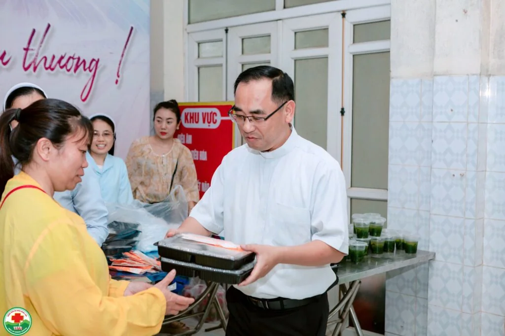 Những Suất Cơm Ấm Tình Người Tại Bệnh Viện Đa Khoa Ngọc Lặc