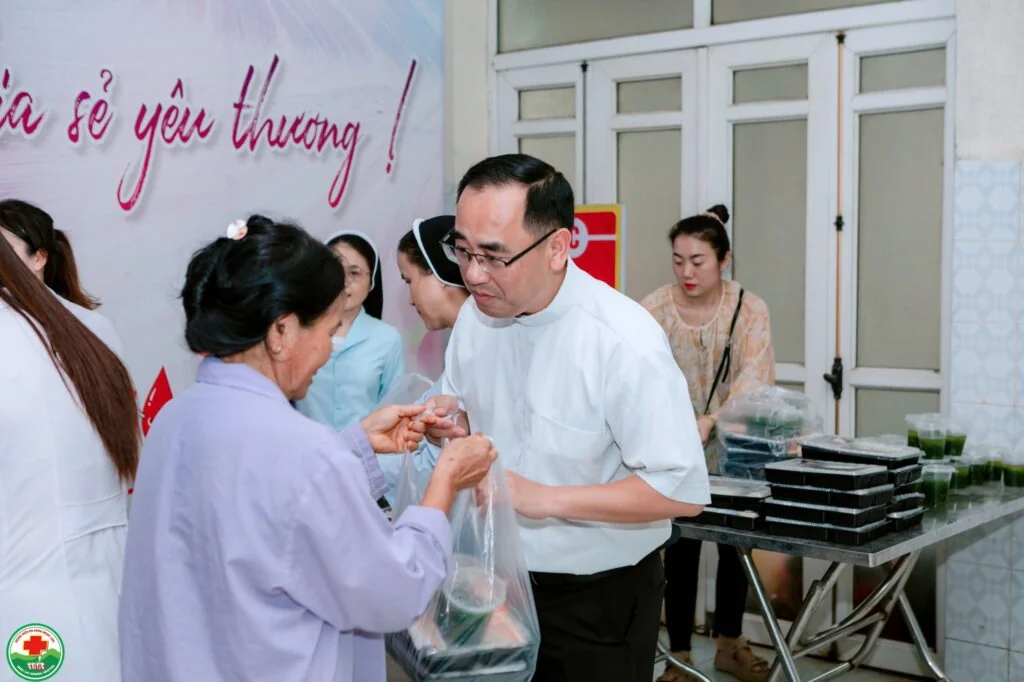 Những Suất Cơm Ấm Tình Người Tại Bệnh Viện Đa Khoa Ngọc Lặc