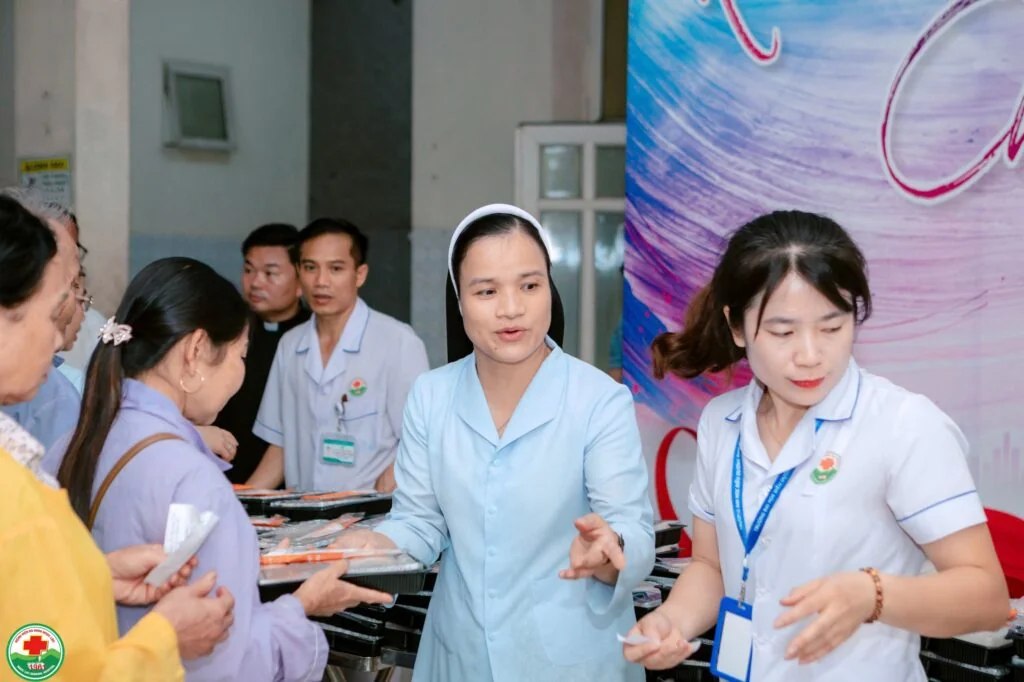 Những Suất Cơm Ấm Tình Người Tại Bệnh Viện Đa Khoa Ngọc Lặc