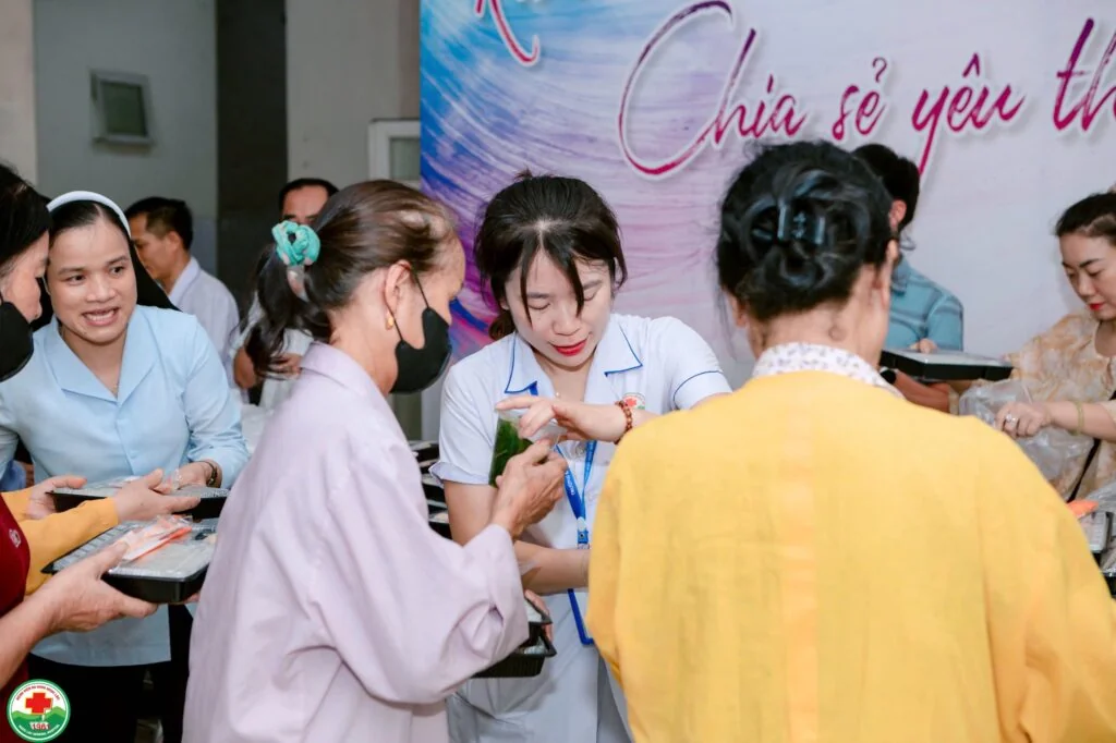 Những Suất Cơm Ấm Tình Người Tại Bệnh Viện Đa Khoa Ngọc Lặc
