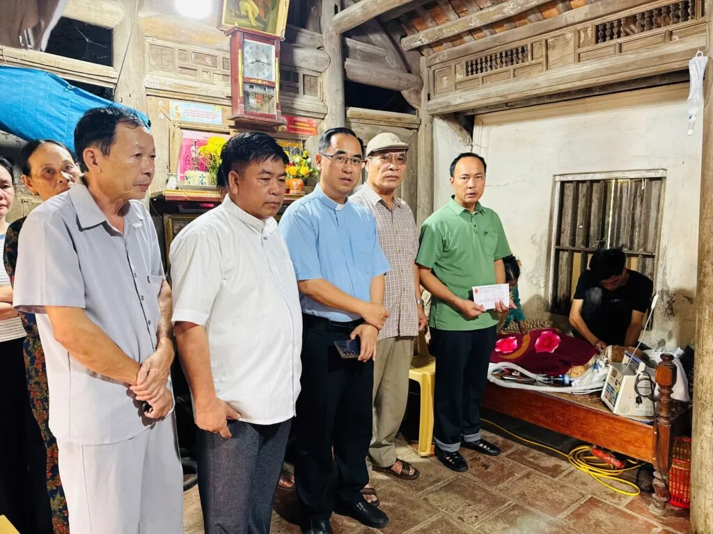 Chút Tình Chia Sẻ: Caritas Thanh Hóa Nối Dài Cánh Tay Yêu Thương Đến Bệnh Nhân Nghèo