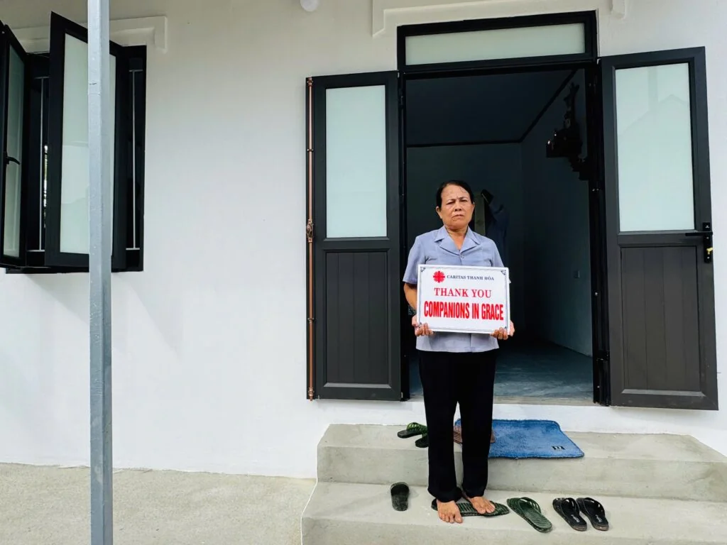 Mái Ấm Tình Thương: Bàn Giao Nhà Tình Nghĩa Cho Bà Lê Thị Ngắn