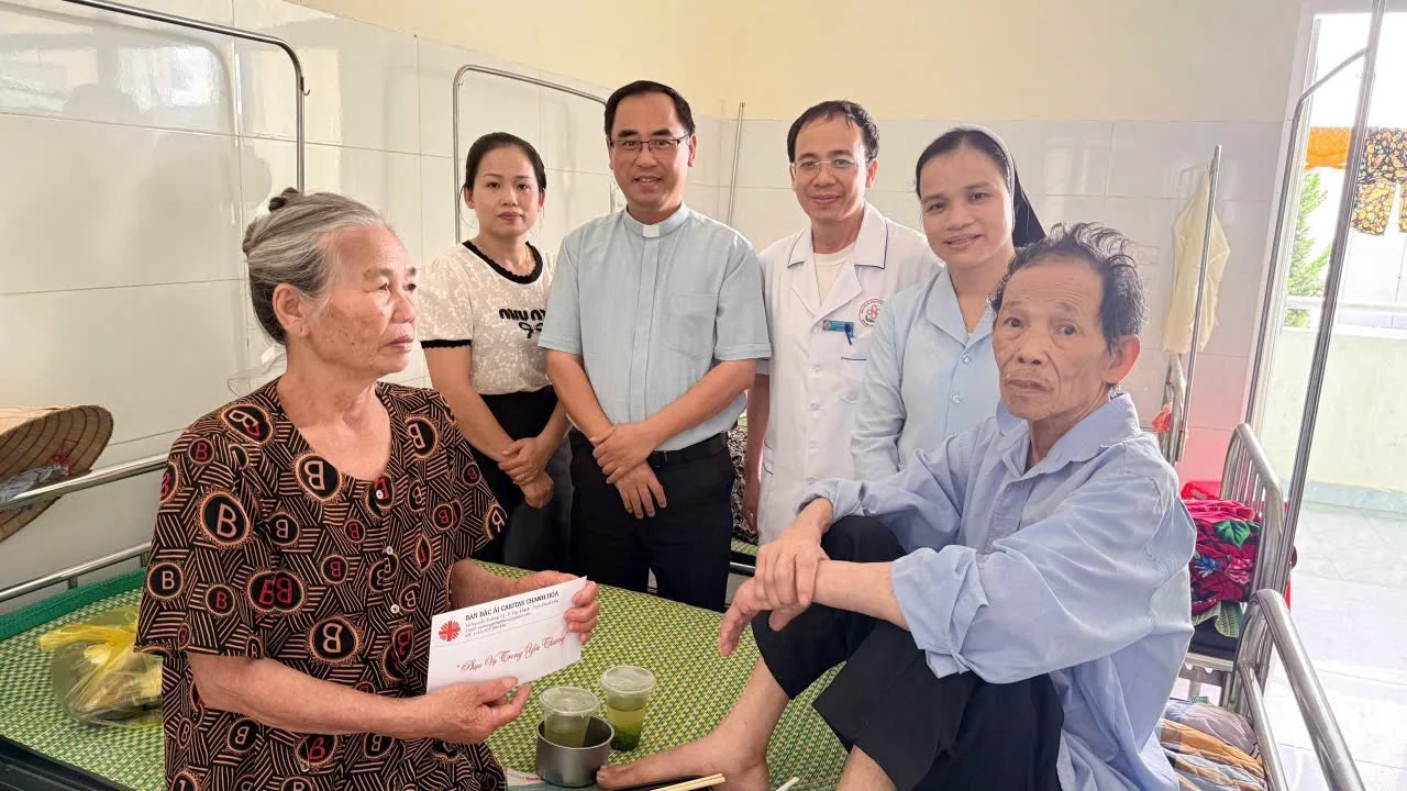 NƠI TÌNH YÊU BƯỚC RA TỪ CUNG THÁNH