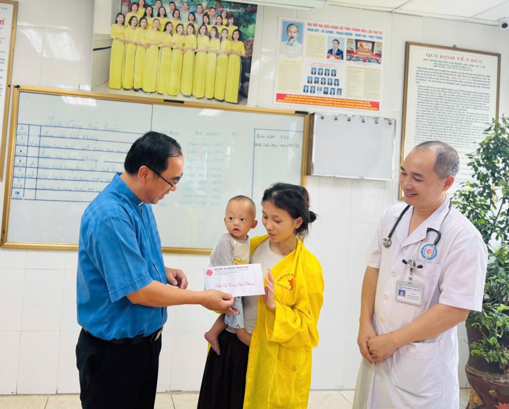 Ấm Áp Tình Người: Món Quà Từ Tâm Của Cô Hồng Sài Gòn Gửi Bé Trai H’Mông