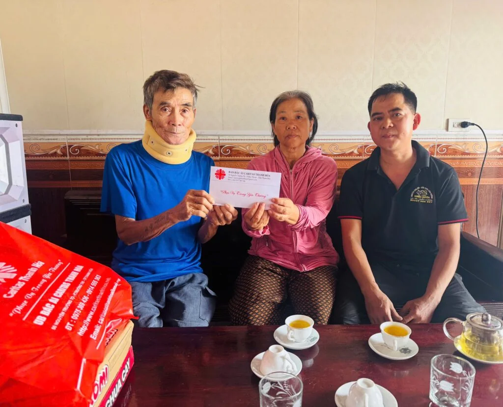 Vòng Tay Yêu Thương Giữa Ngày Nắng Cháy