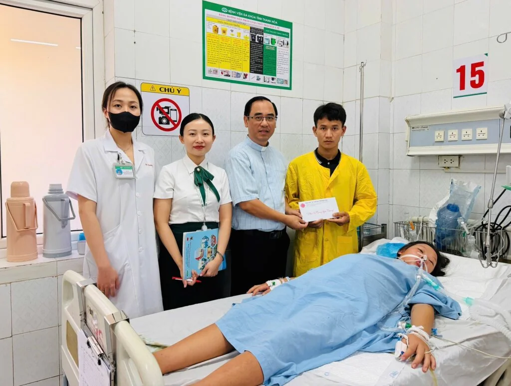 Nhịp Cầu Yêu Thương Sưởi Ấm Người Mẹ Nghèo Nơi Giường Bệnh