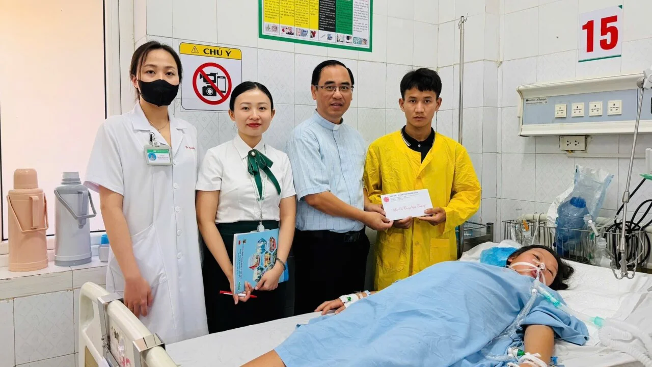 Nhịp Cầu Yêu Thương Sưởi Ấm Người Mẹ Nghèo Nơi Giường Bệnh