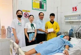 Nhịp Cầu Yêu Thương Sưởi Ấm Người Mẹ Nghèo Nơi Giường Bệnh