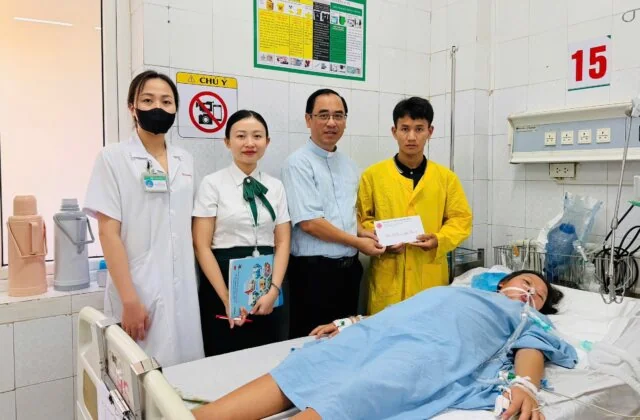 Nhịp Cầu Yêu Thương Sưởi Ấm Người Mẹ Nghèo Nơi Giường Bệnh